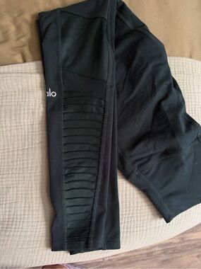ALO Yoga Men's Black Rib-Panel Joggers